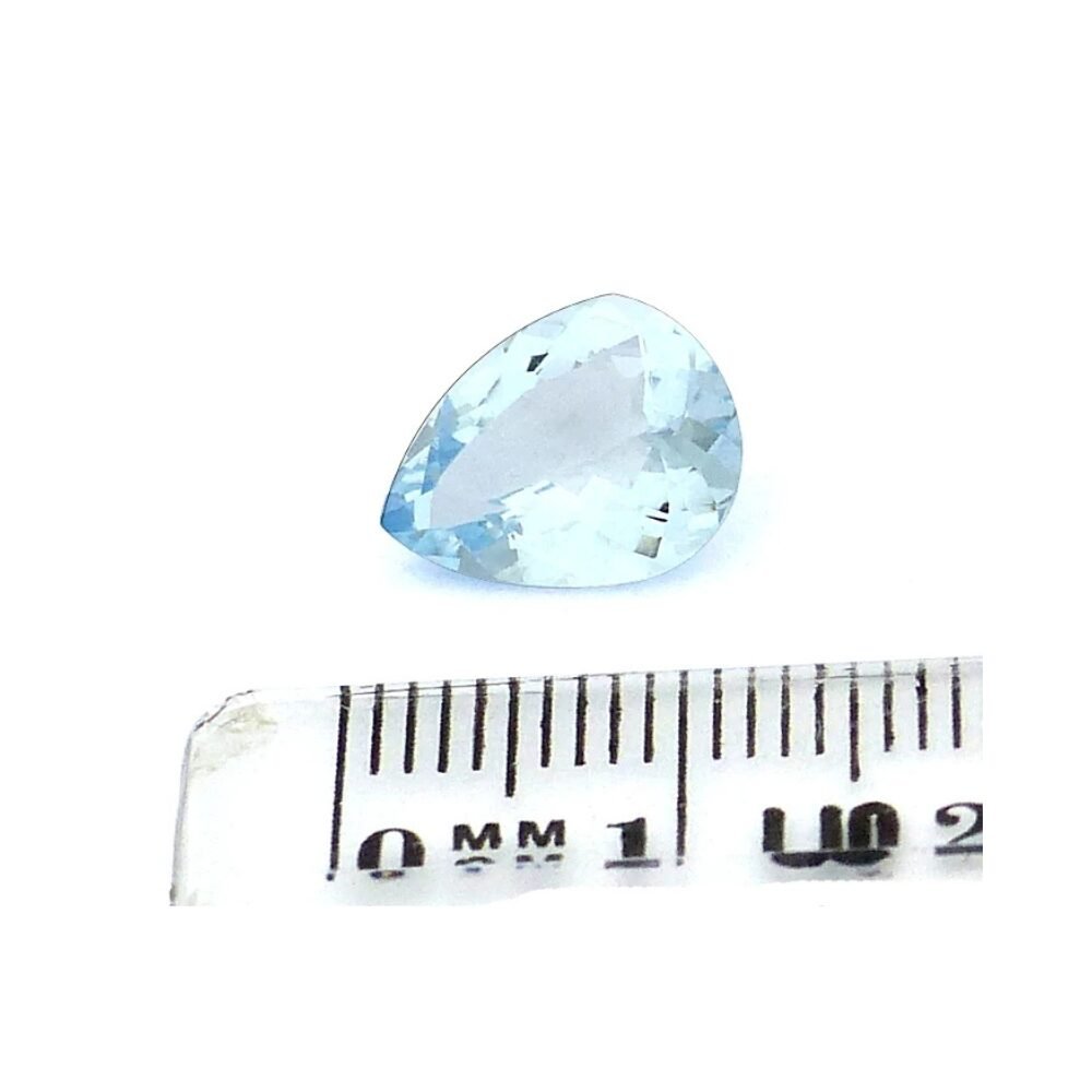 Aquamarin Tropfen 2.40 ct (2) Aquamarin Tropfen 2.40 Karat – Facettierter Edelstein mit Augenreinheit