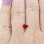 Feueropal 0.35 Karat Herz Rot – facettiert, lupenrein & zertifiziert – Saphir & Smaragd Feueropal 0.35 Karat Herz Rot – facettiert, lupenrein & zertifiziert