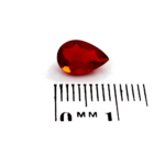 Feueropal 0.80 Karat Tropfen Rot – intensives Rot, facettiert & zertifiziert – Saphir & Smaragd Feueropal 0.80 Karat Tropfen Rot