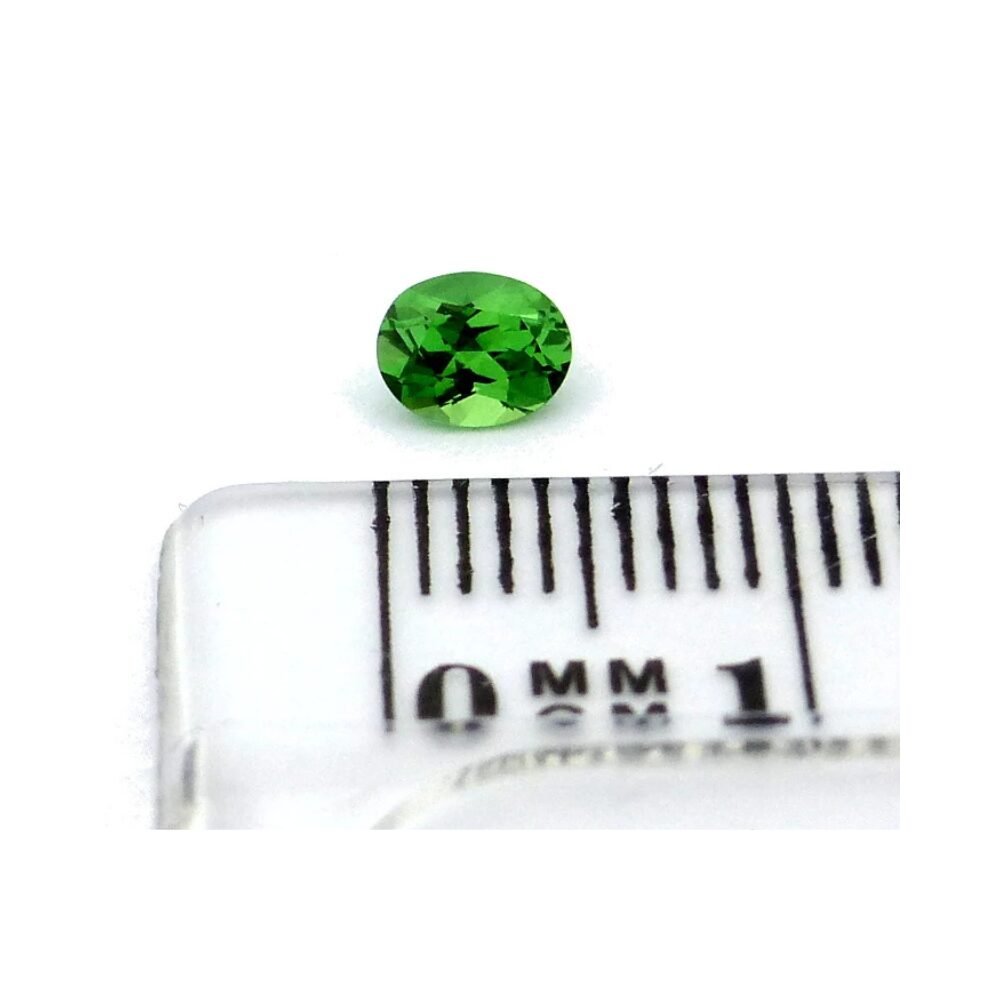 Granat 0.38 Karat Grün Oval (1) Granat 0.38 Karat Grün Oval – Tsavorit 5×4 mm mit Zertifikat und intensiver Farbe