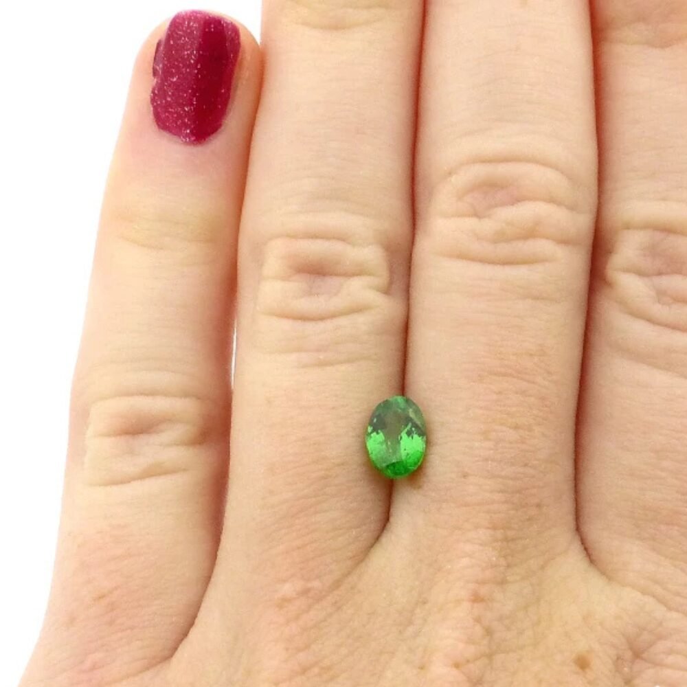 Granat 0.81 Karat Grün Oval (2) Granat 0.81 Karat Grün Oval – Grossular, 7 × 5 mm facettiert, augenrein mit Zertifikat (Kenia)