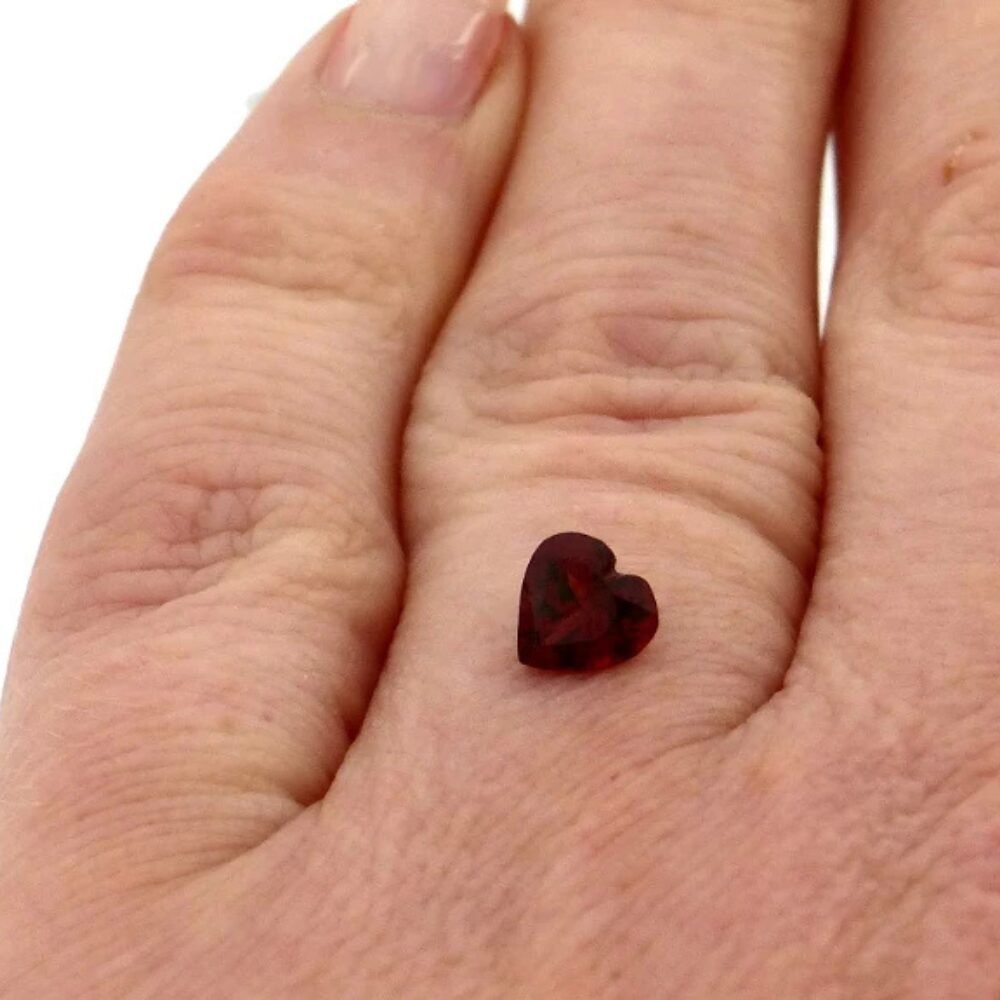 Granat 0.81 Karat Rot Herz (2) Granat 0.81 Karat Rot Herz – facettierter Naturstein mit Zertifikat