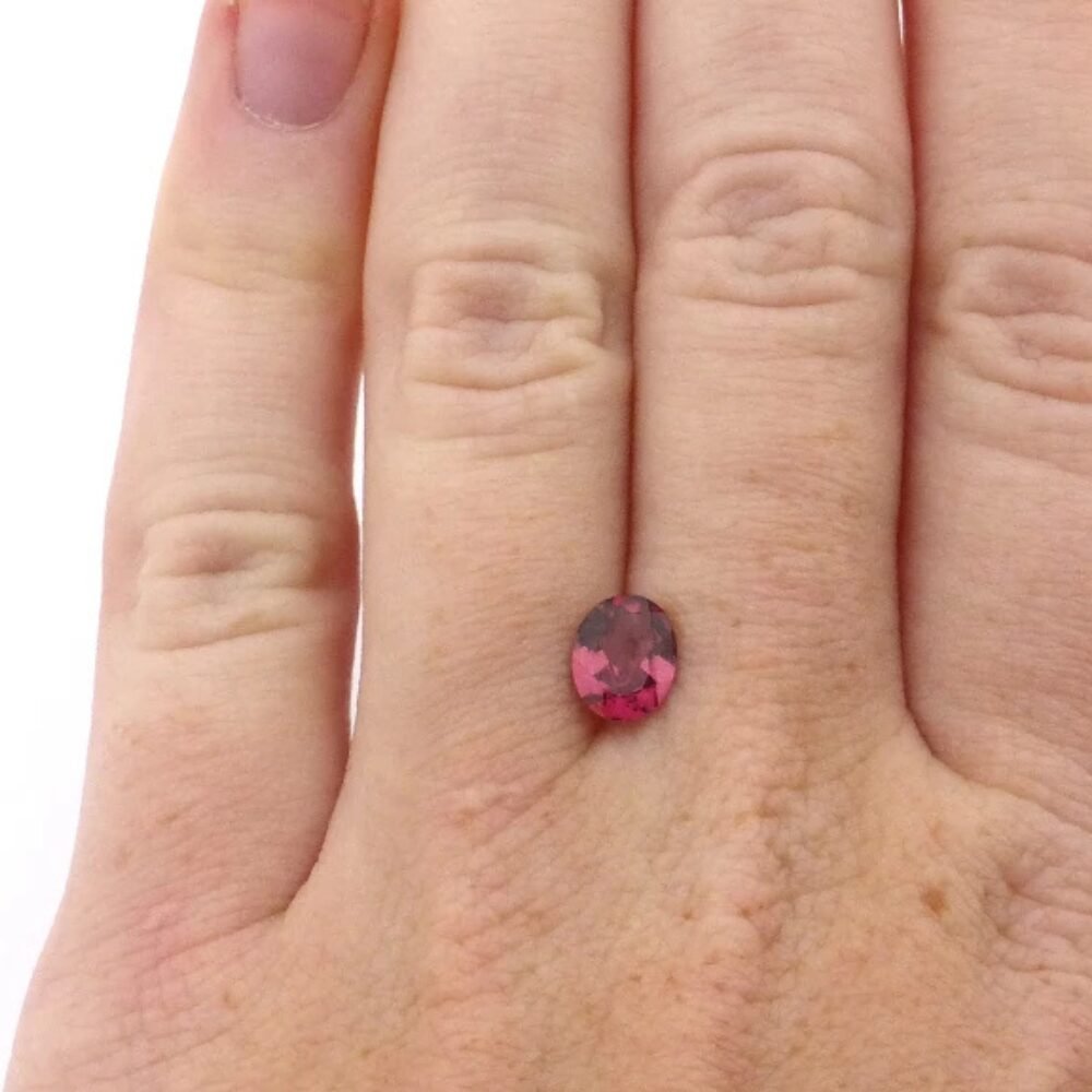 Granat 0.96 Karat Rosa Oval (1) Granat 0.96 Karat Rosa Oval – Almandin mit Zertifikat und natürlicher Brillanz