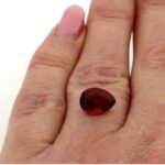 Granat 2.55 Karat Rot Tropfen – Almandin mit Zertifikat und kräftigem Farbton
