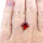 Granat 2.70 Karat Orange Cushion – Spessartin mit Zertifikat und hoher Brillanz – Saphir & Smaragd Granat 2.70 Karat Orange Cushion – Spessartin mit Zertifikat und hoher Brillanz