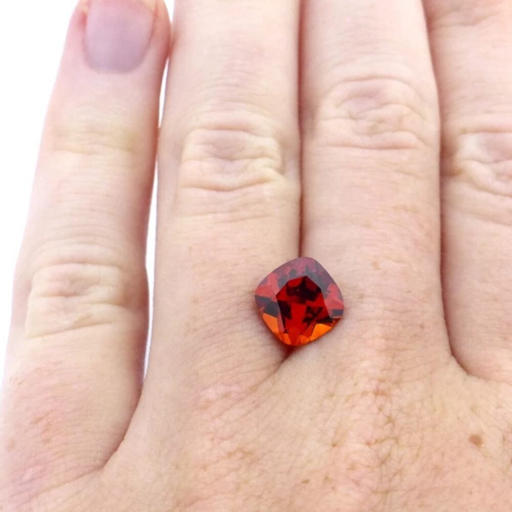 Granat 2.70 Karat Orange Cushion (1) Granat 2.70 Karat Orange Cushion – Spessartin mit Zertifikat und hoher Brillanz
