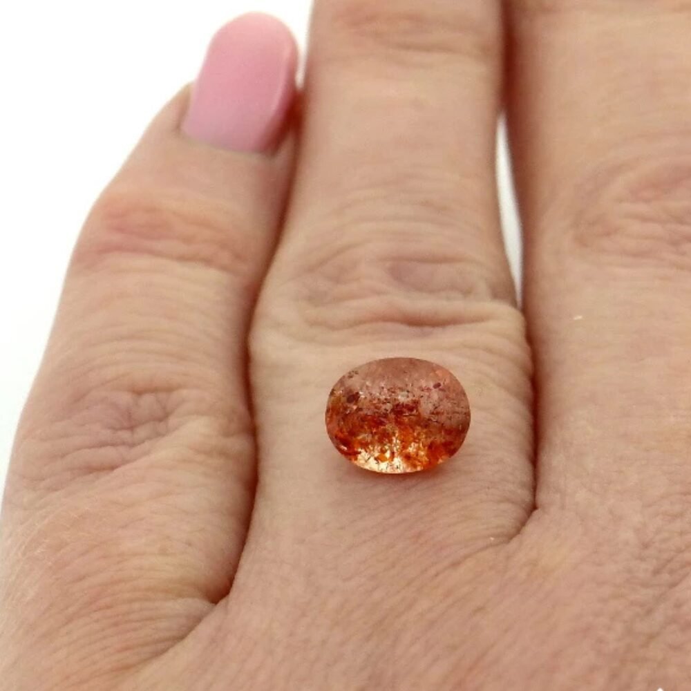 Lepidokrokit Quarz 1.63 Karat Farblos (1) Lepidokrokit Quarz 1.63 Karat Farblos Oval mit Einschlüssen