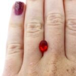 Opal 0.98 Karat Rot Oval – Mexikanischer Feueropal, facettiert, augenrein mit Zertifikat – Saphir & Smaragd Opal 0.98 Karat Rot Oval – Mexikanischer Feueropal, facettiert, augenrein mit Zertifikat