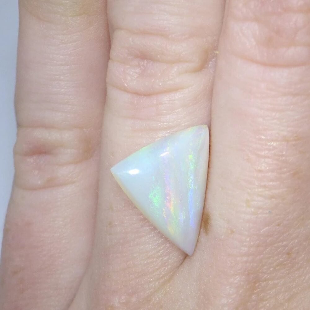 Opal 3.38 Karat Weiß Dreieck (2) Opal 3.38 Karat Weiß Dreieck – Australischer Opal, Dreieck-Cabochon mit Regenbogen-Farbspiel & Zertifikat