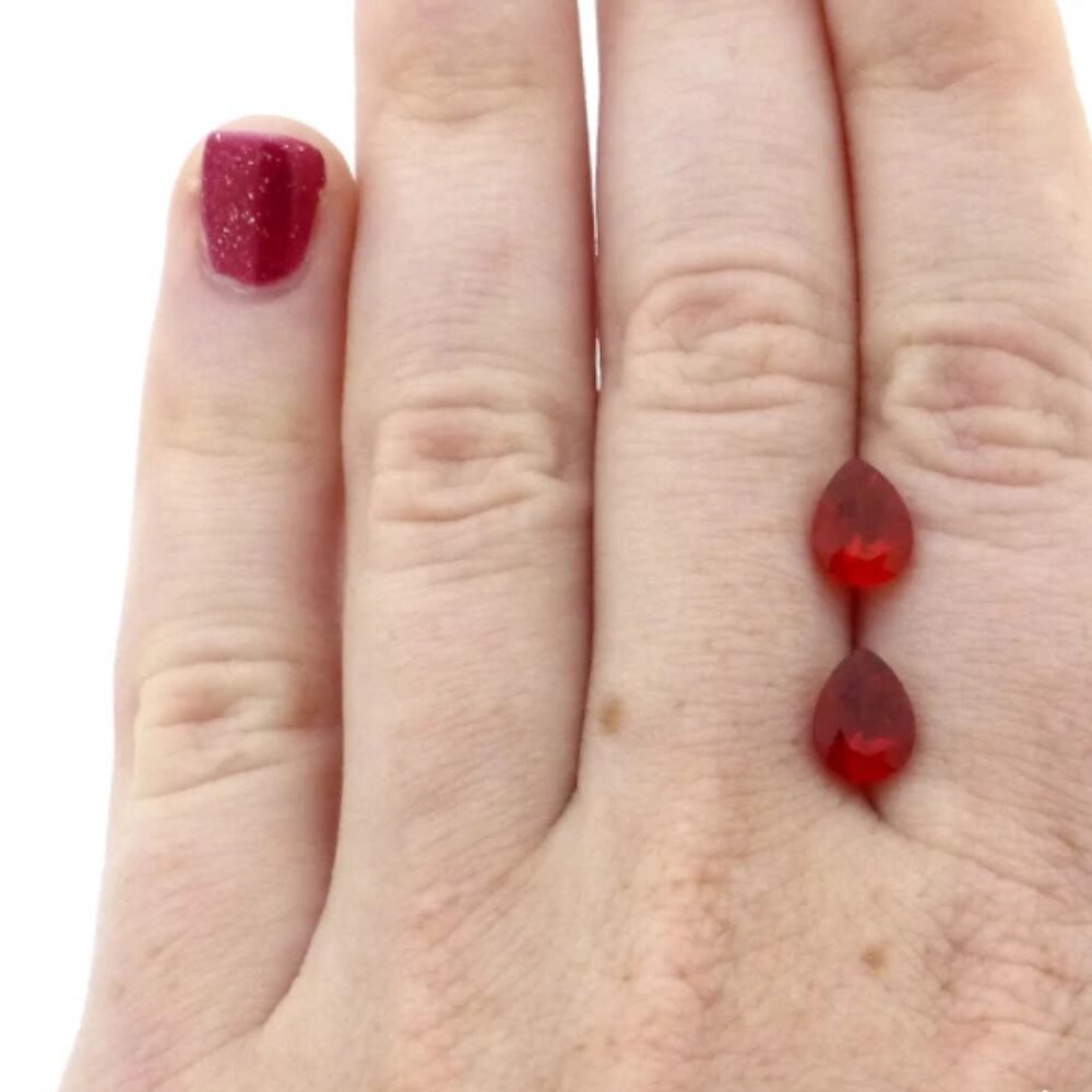 Feueropal 1.53 Karat Tropfen Rot Paar Feueropal 1.53 Karat Tropfen Rot Paar