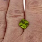 Peridot 2.52 Karat Hellgrün Kissen – facettiert, augenrein & zertifiziert – Saphir & Smaragd Peridot 2.52 Karat Hellgrün Kissen
