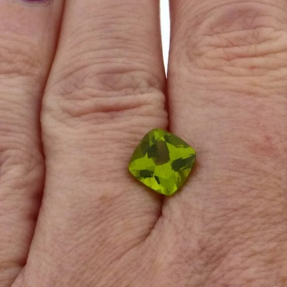 Peridot 2.52 Karat Hellgrün Kissen (2) Peridot 2.52 Karat Hellgrün Kissen