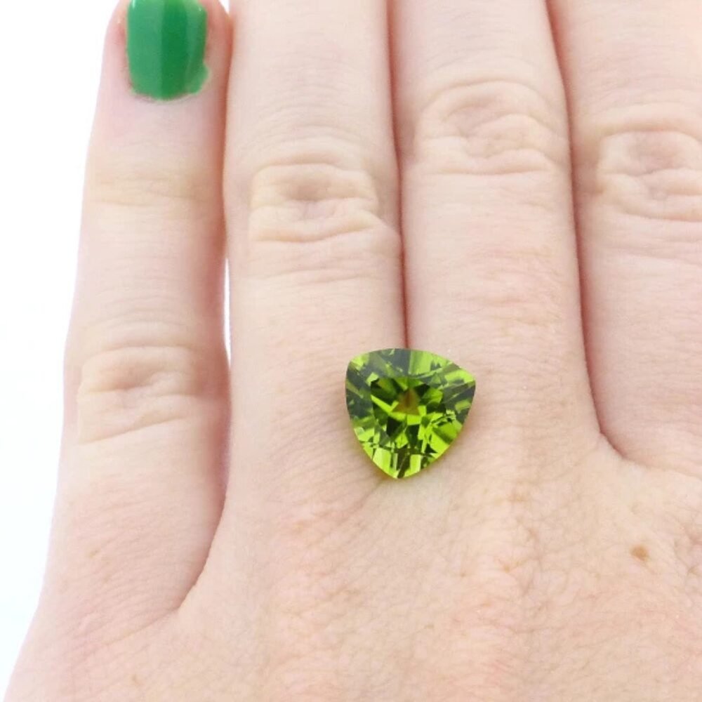 Peridot 3.86 Karat Grün Trillion (2) Peridot 3.86 Karat Grün Trillion