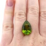 Peridot 9.34 Karat Gelbgrün Tropfen – facettiert, großformatig & zertifiziert – Saphir & Smaragd Peridot 9.34 Karat Gelbgrün Tropfen – facettiert, großformatig & zertifiziert