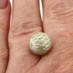 Perle 8.53 Karat Tahiti Weiß-Grau Rund (graviert) – handfacettiert, einzigartig & zertifiziert – Saphir & Smaragd Perle 8.53 Karat Tahiti Weiß-Grau Rund (graviert)