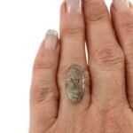 Quarz 8.44 Karat Grau Einschlüsse Oval Turmalinkristalle Naturstein – Saphir & Smaragd Quarz 8.44 Karat Grau Einschlüsse Oval Turmalinkristalle Naturstein