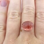Quarz Piemontit 4.71 Karat Rot Oval mit Natürlichen Einschlüssen – Saphir & Smaragd Quarz Piemontit 4.71 Karat Rot Oval