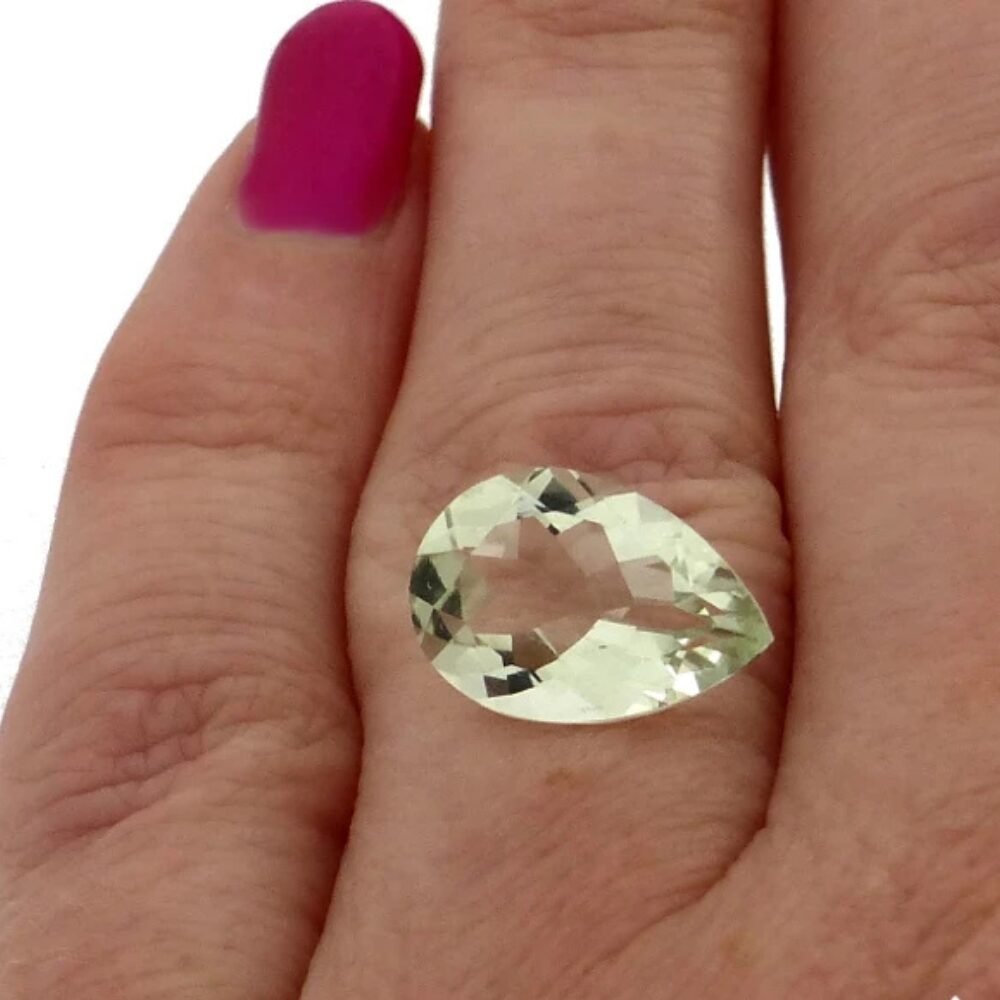 Quarz Prasiolith 4.56 Karat Hellgrün Tropfen (2) Quarz Prasiolith 4.56 Karat Hellgrün Tropfen Facettiert Edelstein