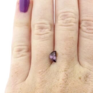 Spinell 0.81 Karat Violett Halbmond