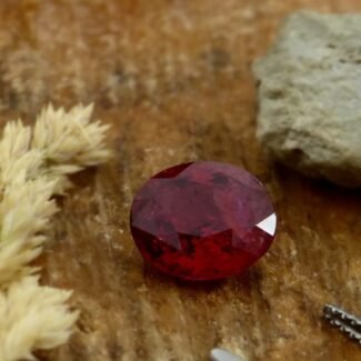 Spinell 2.65 Karat Rot Cushion