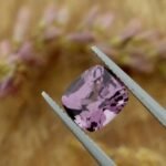 Spinell 3.32 Karat Violett Cushion – Unbehandelt & Zertifiziert – Saphir & Smaragd Spinell 3.32 Karat Violett Cushion