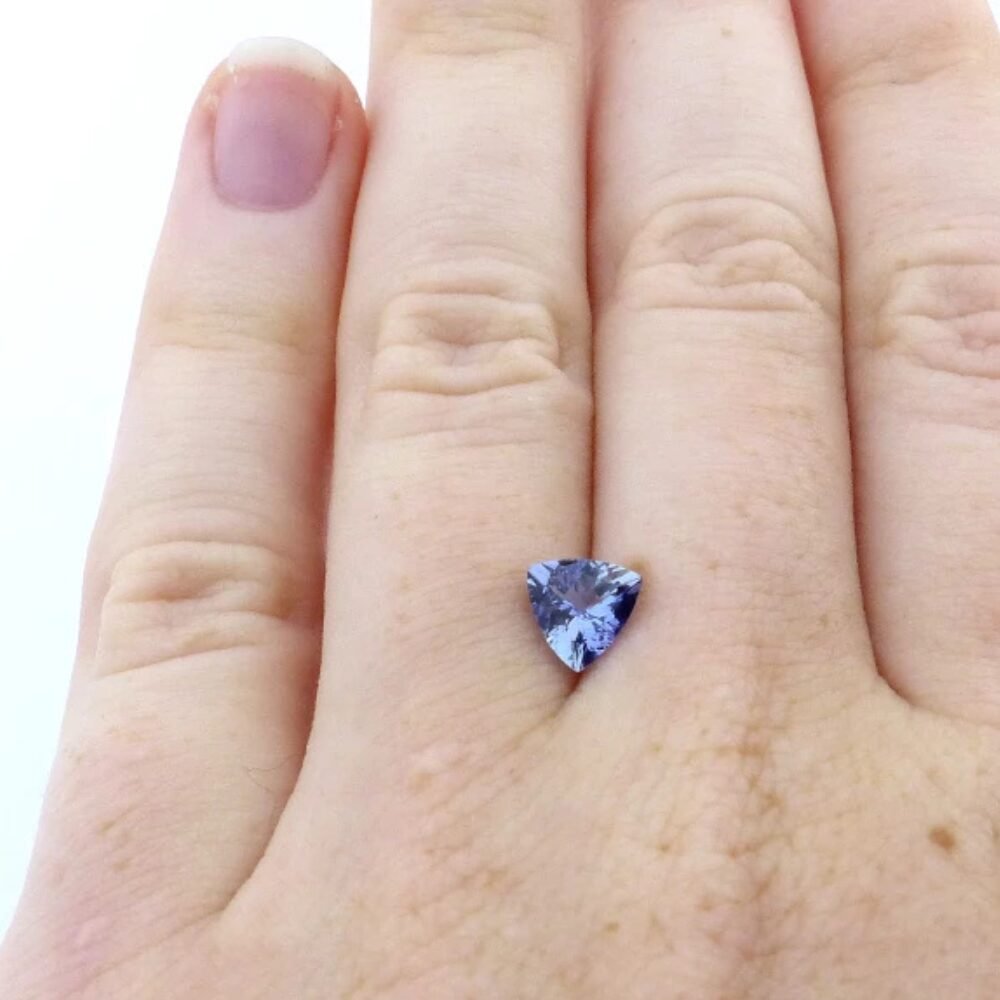 Tansanit 0.74 Karat Blau Trillion (1) Tansanit 0.74 Karat Blau Trillion mit Zertifikat – Facettierter Edelstein aus Tansania