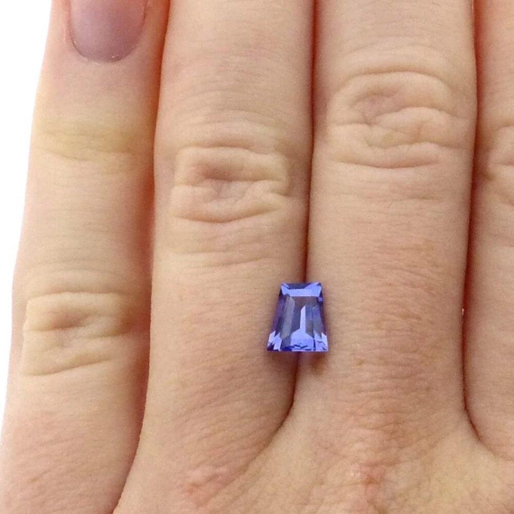 Tansanit 1.06 Karat Atypisch Blau Violett (1) Tansanit 1.06 Karat Atypisch Blau Violett – Exklusiver Schliff & Hohe Reinheit