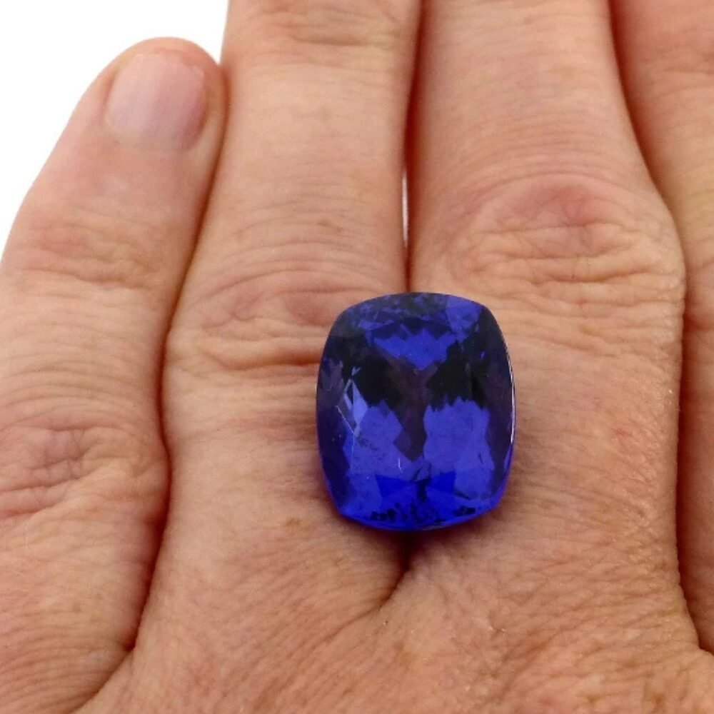 Tansanit 18.51 Karat Cushion Blau Violett (3) Tansanit 18.51 Karat Cushion Blau Violett – Investmentstein mit außergewöhnlicher Reinheit