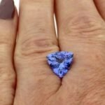 Tansanit 3.35 Karat Trillion Blau Violett – Intensiver Farbglanz & Premiumschliff – Saphir & Smaragd Tansanit 3.35 Karat Trillion Blau
