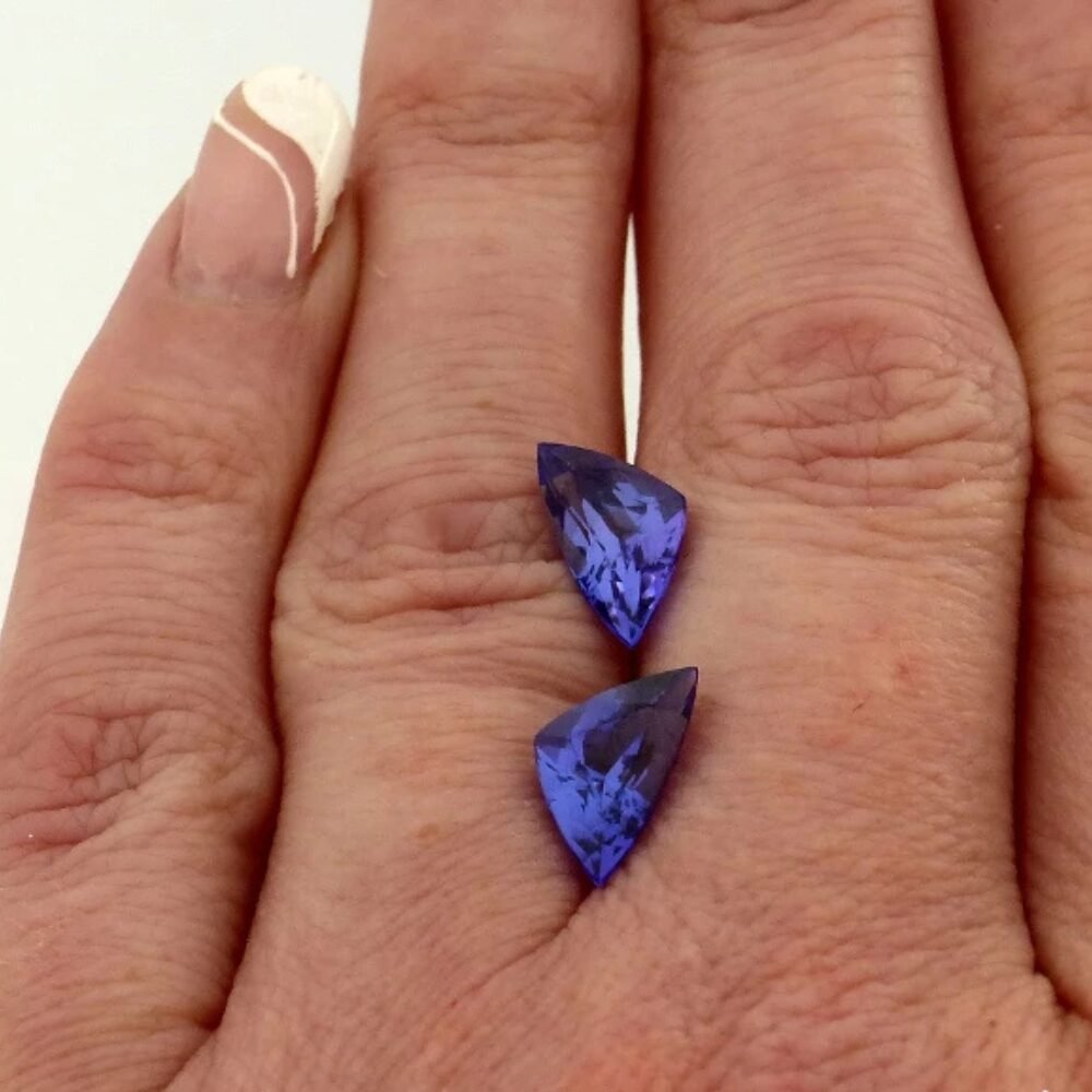 Tansanit 4.37 Karat Blau Violett (2) Tansanit 4.37 Karat Blau Violett Paar – Atypischer Schliff, Hochwertige Reinheit