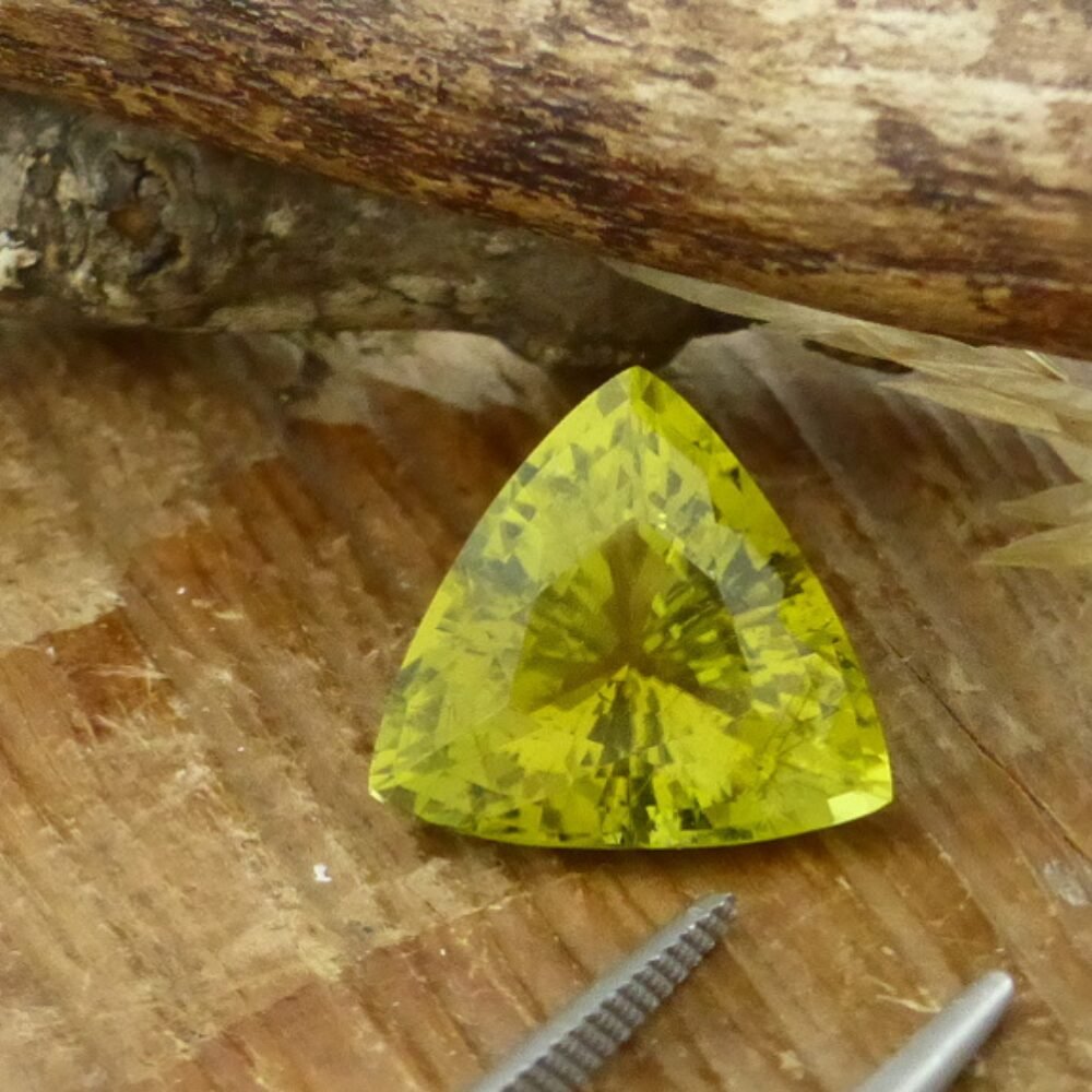 Turmalin 8.32 Karat Gelb Grün Trillion (2) Turmalin 8.32 Karat Gelb Grün Trillion Edelstein mit Zertifikat