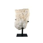 Bergkristall Drusenstück auf Stand Harmonie – 7.600 g – Heilung & Balance – Saphir & Smaragd Bergkristall Drusenstück auf Stand Harmonie aus Brasilien – ein Naturstein für Heilung, Reinigung und innere Balance.