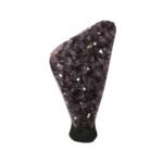 Amethystcluster mit Calcit – 16010 g Amethyst auf Stand – Saphir & Smaragd Amethystcluster mit Calcit – 16010 g Amethyst auf Stand