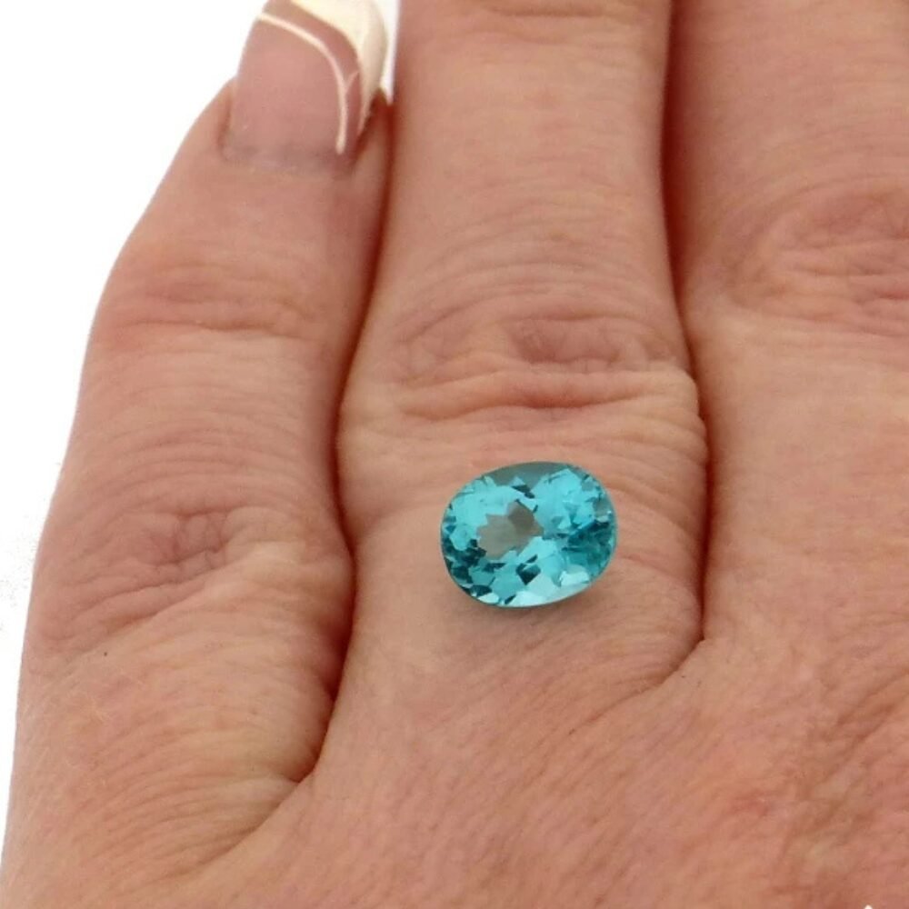 Apatit 1.98 Karat Oval Neonblau (1) Apatit 1.98 Karat Oval Neonblau – facettierter Edelstein mit außergewöhnlicher Leuchtkraft