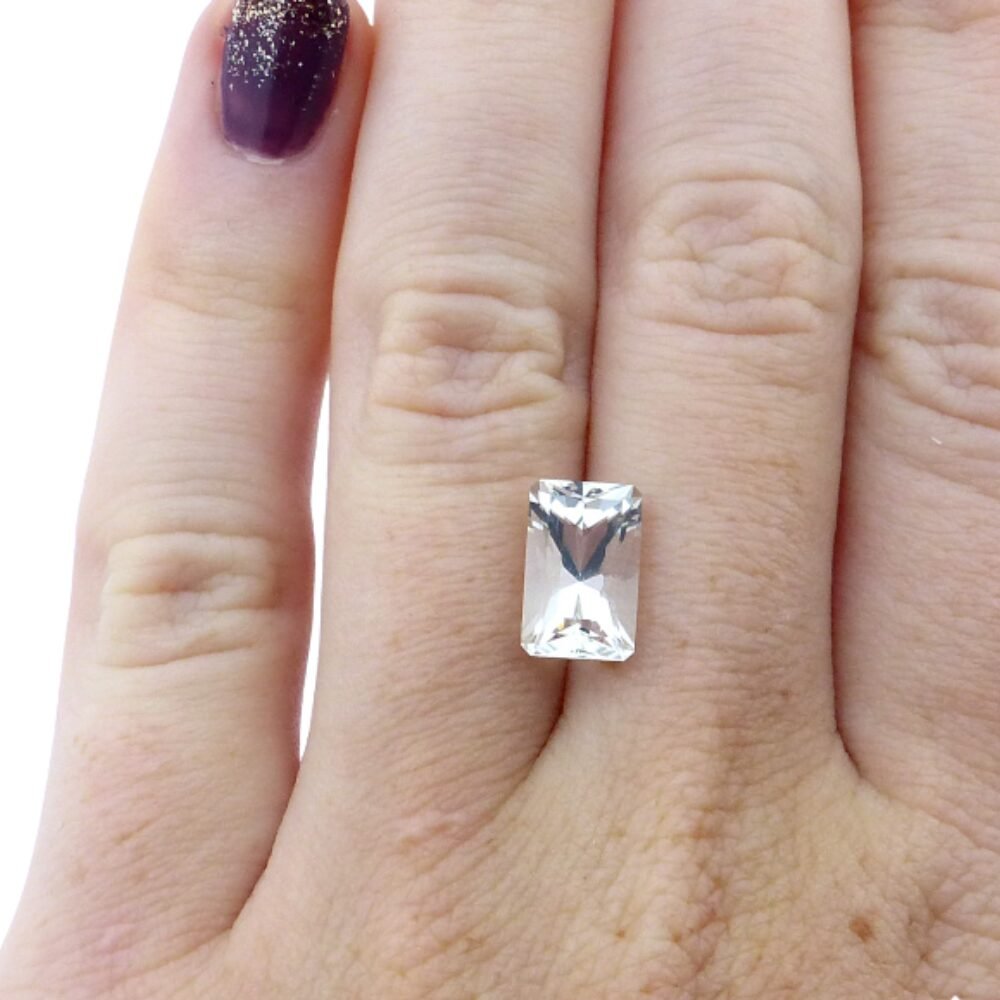 Goshenit 2.31 Karat Rechteck Farblos (1) Goshenit 2.31 Karat Rechteck Farblos – lupenreiner Beryll aus Madagaskar mit Zertifikat