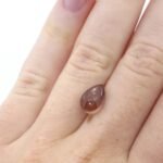 Sonnenstein 2.26 Karat Birne Rotbraun – natürlicher Feldspat-Edelstein mit goldenem Schimmer und Zertifikat – Saphir & Smaragd Sonnenstein 2.26 Karat Birne Rotbraun