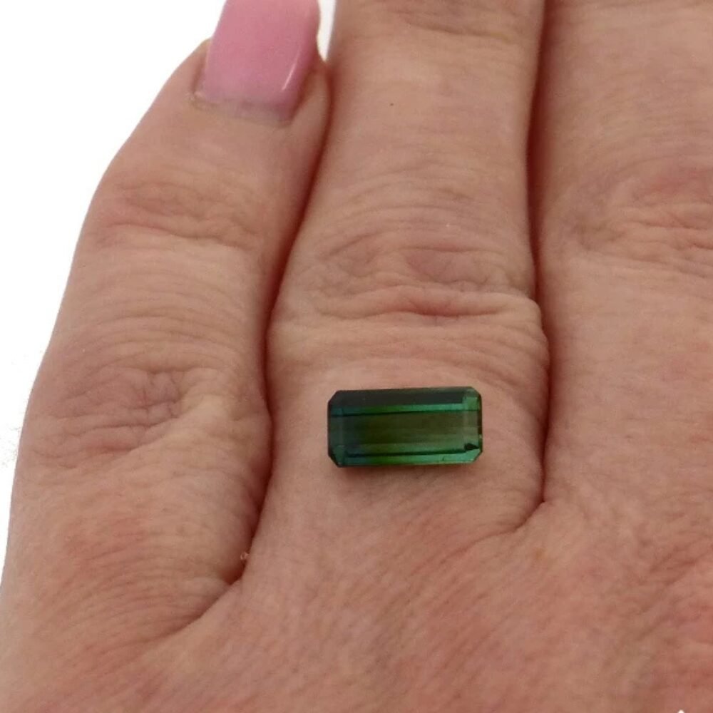 Turmalin 1.50 Karat Blaugrün Rechteck (1) Turmalin 1.50 Karat Blaugrün Rechteck – edler Facettenschliff mit intensiver Farbtiefe und Reinheit