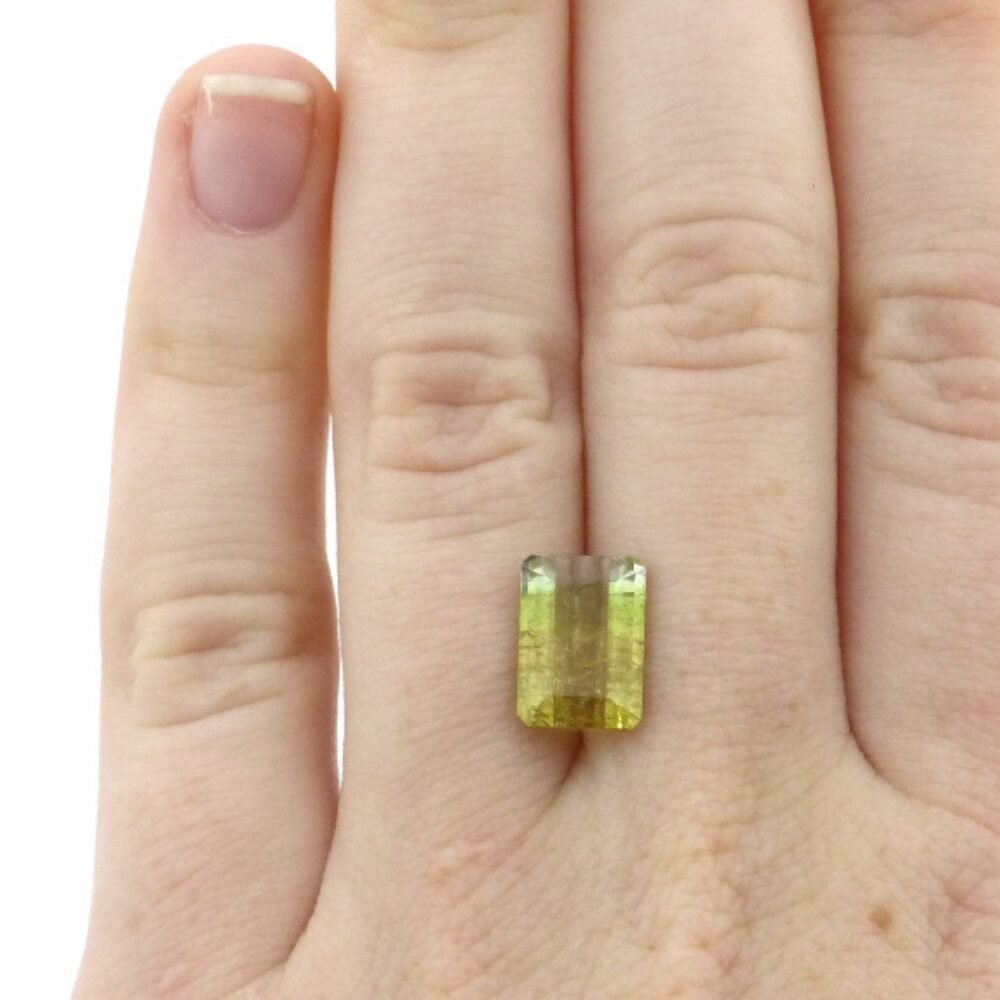 Turmalin 2.82 Karat Gelbgrün Rechteck (2) Turmalin 2.82 Karat Gelbgrün Rechteck – ein faszinierender bicolor Edelstein aus Brasilien