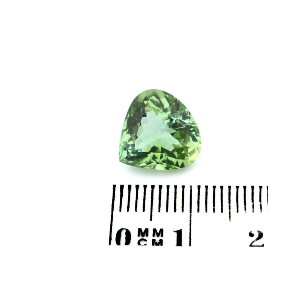 Turmalin 4.76 Karat Hellgrün Birne (2) Turmalin 4.76 Karat Hellgrün Birne – ein leuchtender Edelstein von außergewöhnlicher Reinheit und Balance