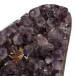 Amethystcluster mit Calcit – 16010 g Amethyst auf Stand – Saphir & Smaragd Amethystcluster mit Calcit – 16010 g Amethyst auf Stand