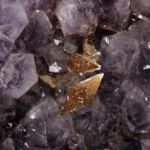 Amethystcluster mit Calcit – 16010 g Amethyst auf Stand – Saphir & Smaragd Amethystcluster mit Calcit – 16010 g Amethyst auf Stand