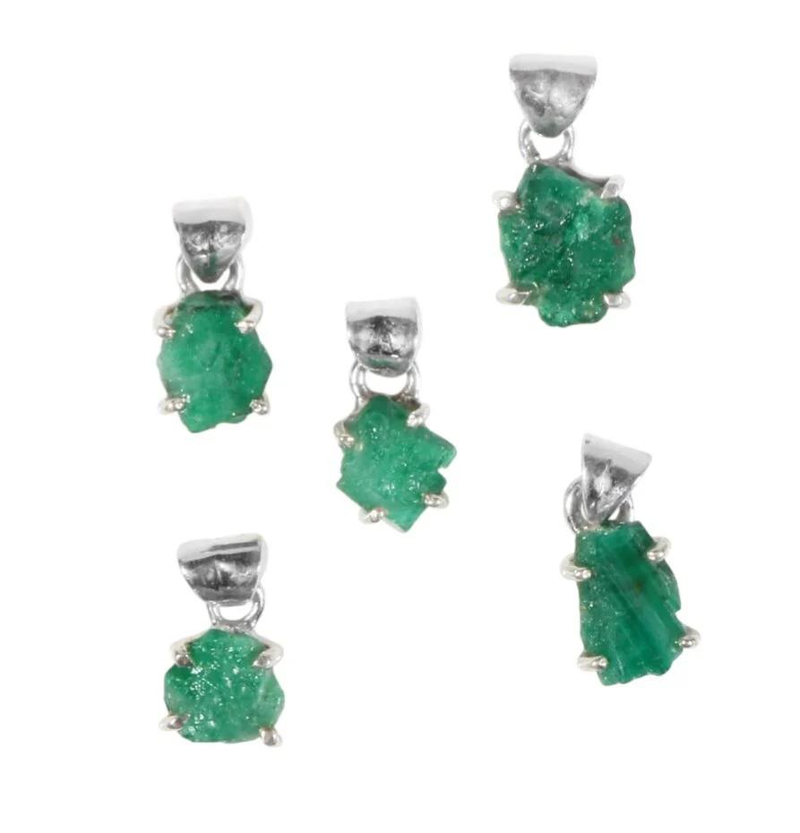 zilveren-hanger-smaragd-ruw-gezet-09-x-08-cm (1) Anhänger mit Smaragd Rohstein – Handgefertigt aus 925 Silber