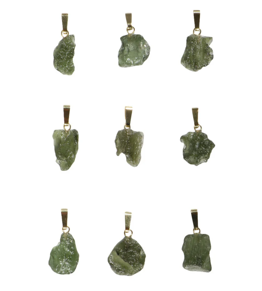 Anhänger mit Moldavit Roh – 14 Karat Goldöse