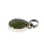 Anhänger mit Moldavit Oval facettiert – teilpoliert in Silber 925