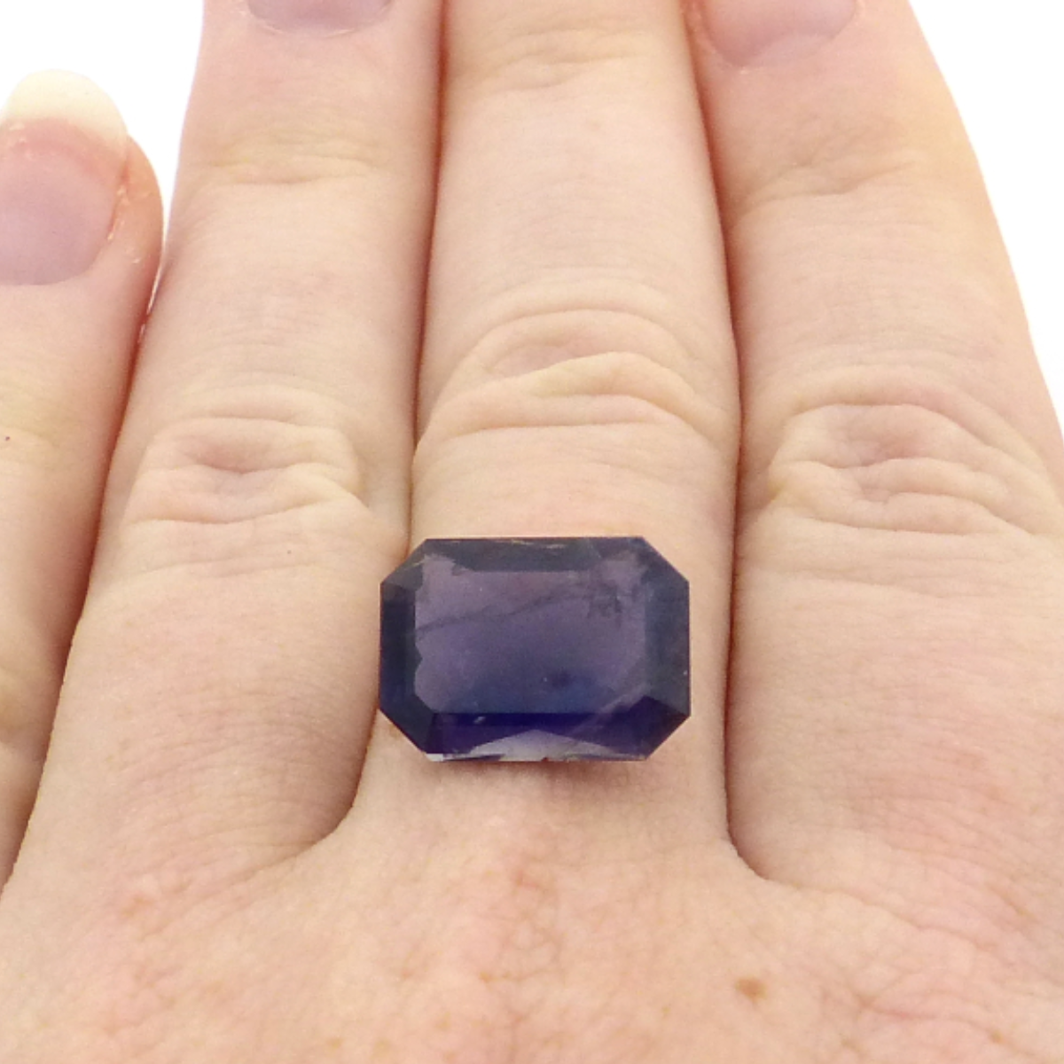 Iolith Rechteck Farbe blau 4.72 Karat (2) Iolith Rechteck Farbe blau 4.72 Karat – Natürlicher Cordierit Edelstein mit tiefem Blau aus Madagaskar